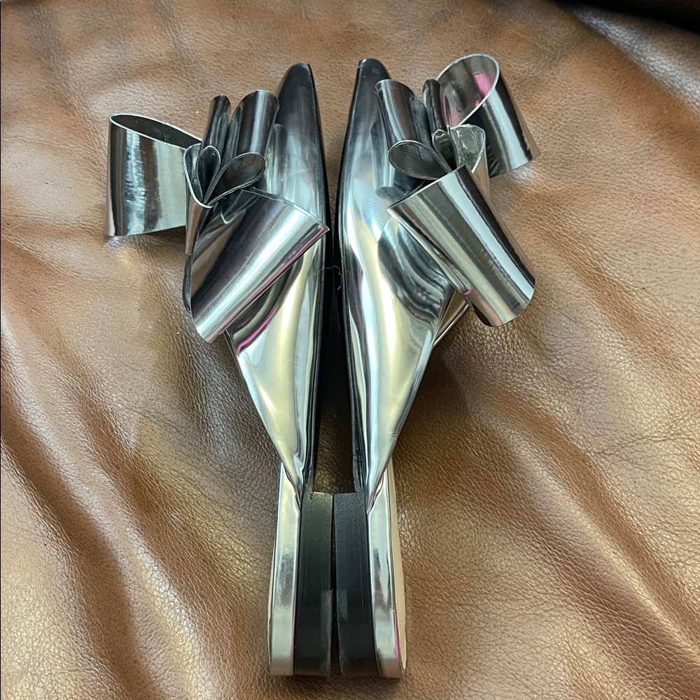 Delpozo patent leather pointed bow flat mules in silver size 37 - Picture 10 of 14
